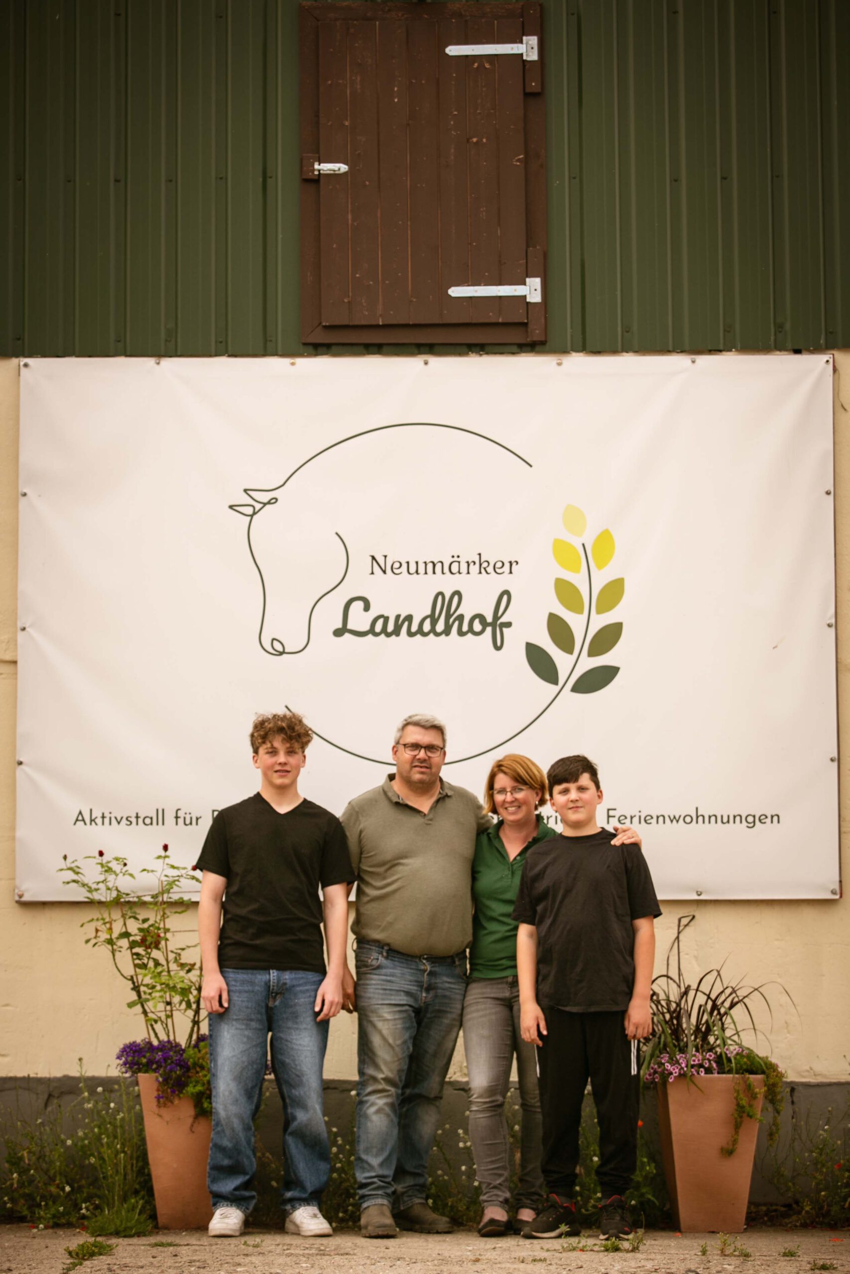 neumärker-landhof-entspanntes-pferd-tränke
